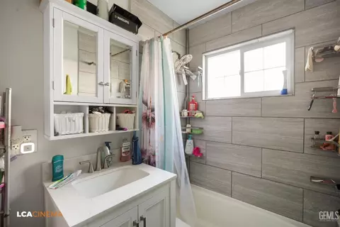 Bath - 105 F St, Taft, CA 93268 photo 2 of 2