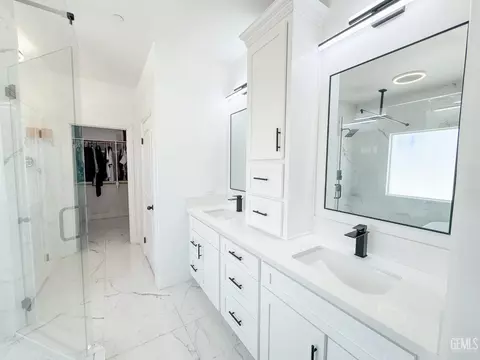 Bath - 541 Padre Dr, Shafter, CA 93263 photo 7 of 11