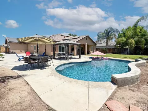 Exterior - 541 Padre Dr, Shafter, CA 93263 photo 7 of 14