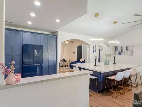 Kitchen - 541 Padre Dr, Shafter, CA 93263 photo 5 of 7