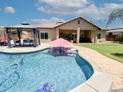 Exterior - 541 Padre Dr, Shafter, CA 93263 photo 6 of 14