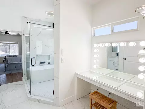 Bath - 541 Padre Dr, Shafter, CA 93263 photo 8 of 11