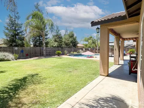 Exterior - 541 Padre Dr, Shafter, CA 93263 photo 3 of 14