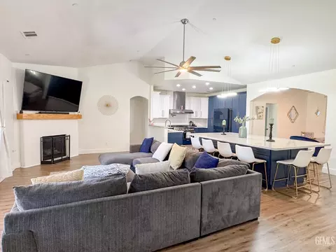 Living - 541 Padre Dr, Shafter, CA 93263 photo 2 of 3
