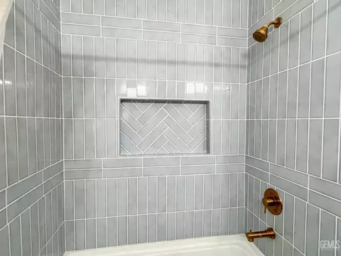 Bath - 541 Padre Dr, Shafter, CA 93263 photo 3 of 11