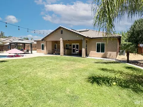 Exterior - 541 Padre Dr, Shafter, CA 93263 photo 4 of 14