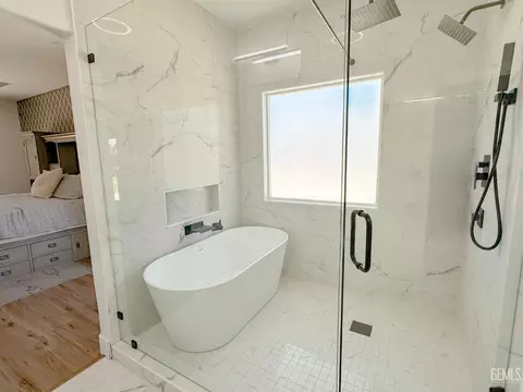 Bath - 541 Padre Dr, Shafter, CA 93263 photo 11 of 11
