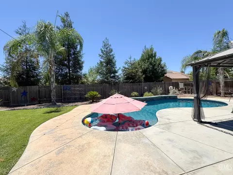 Exterior - 541 Padre Dr, Shafter, CA 93263 photo 12 of 14