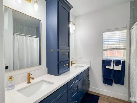 Bath - 541 Padre Dr, Shafter, CA 93263 photo 1 of 11