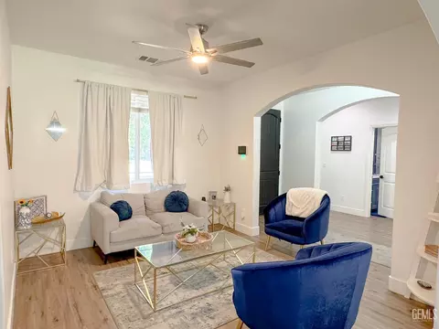 Living - 541 Padre Dr, Shafter, CA 93263 photo 1 of 3