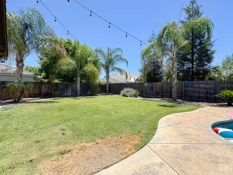 Exterior - 541 Padre Dr, Shafter, CA 93263 photo 13 of 14