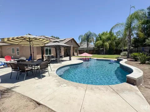 Exterior - 541 Padre Dr, Shafter, CA 93263 photo 10 of 14