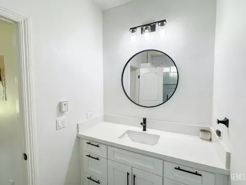 Bath - 541 Padre Dr, Shafter, CA 93263 photo 4 of 11