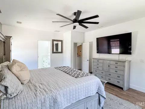 Bedroom - 541 Padre Dr, Shafter, CA 93263 photo 6 of 7