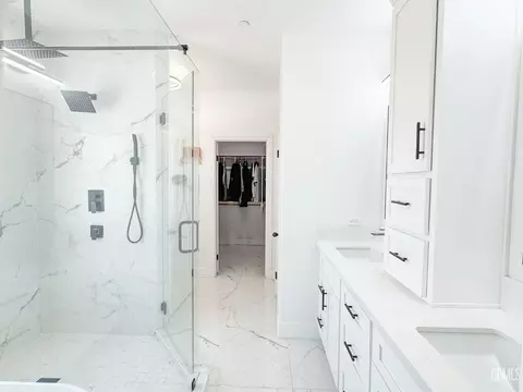 Bath - 541 Padre Dr, Shafter, CA 93263 photo 6 of 11