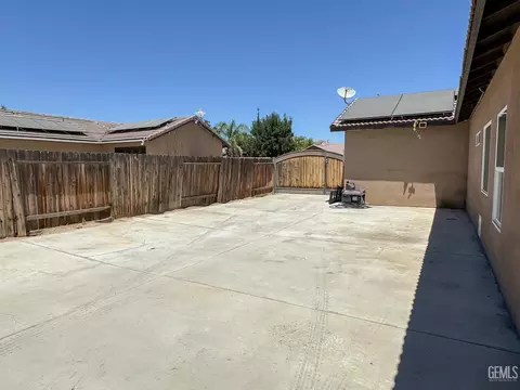 Exterior - 541 Padre Dr, Shafter, CA 93263 photo 8 of 14