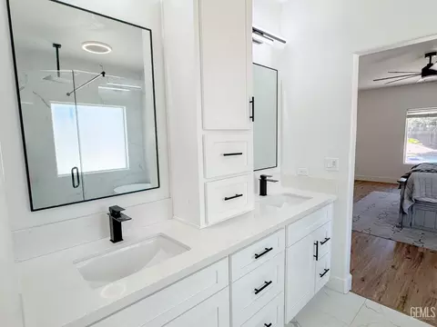 Bath - 541 Padre Dr, Shafter, CA 93263 photo 10 of 11