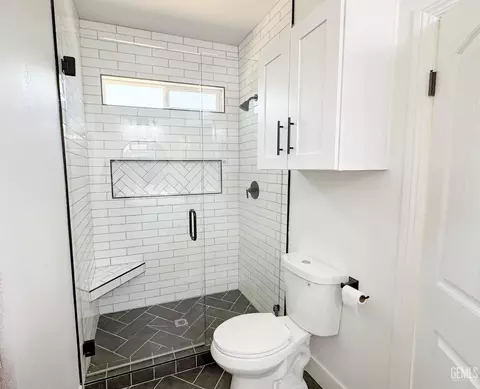 Bath - 541 Padre Dr, Shafter, CA 93263 photo 5 of 11