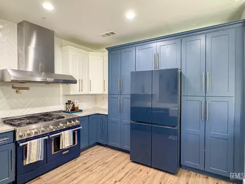 Kitchen - 541 Padre Dr, Shafter, CA 93263 photo 7 of 7