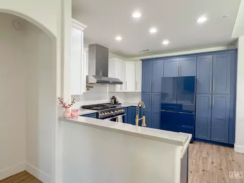 Kitchen - 541 Padre Dr, Shafter, CA 93263 photo 3 of 7