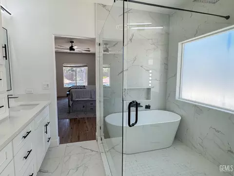 Bath - 541 Padre Dr, Shafter, CA 93263 photo 9 of 11
