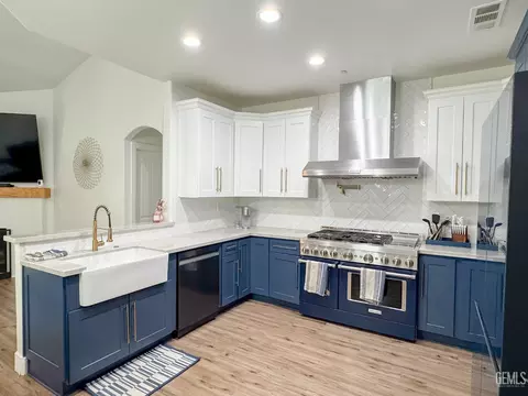 Kitchen - 541 Padre Dr, Shafter, CA 93263 photo 2 of 7