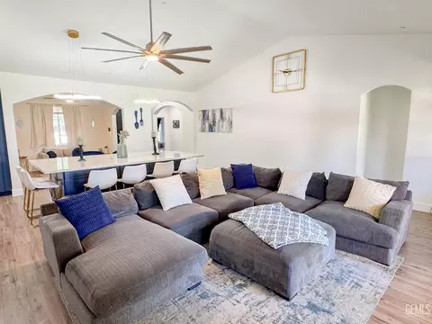 Living - 541 Padre Dr, Shafter, CA 93263 photo 3 of 3