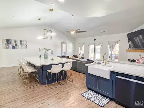 Kitchen - 541 Padre Dr, Shafter, CA 93263 photo 4 of 7