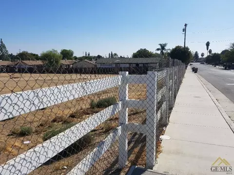 828 Iris St, Bakersfield, CA 93308 photo 4