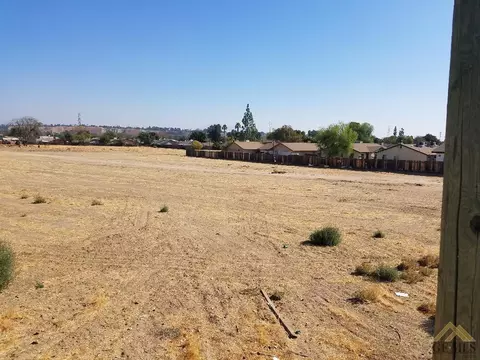 828 Iris St, Bakersfield, CA 93308 photo 2
