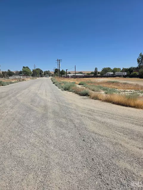 28102 Carousel Ave, Taft, CA 93268 photo 6