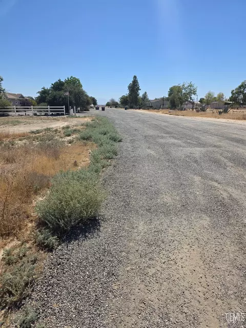 28102 Carousel Ave, Taft, CA 93268 photo 3