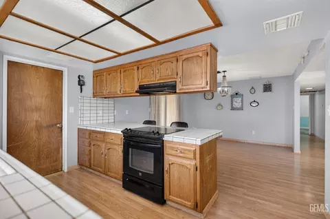 Kitchen - 400 Sierra St, Taft, CA 93268 photo 2 of 2