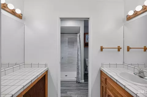 Bath - 400 Sierra St, Taft, CA 93268 photo 4 of 6