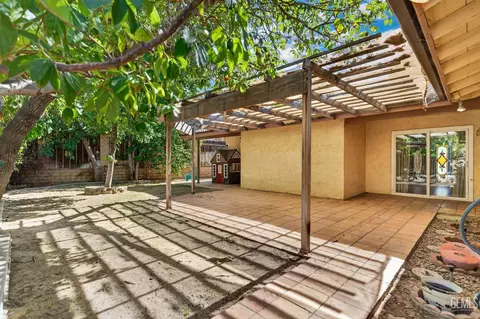 Exterior - 400 Sierra St, Taft, CA 93268 photo 4 of 5
