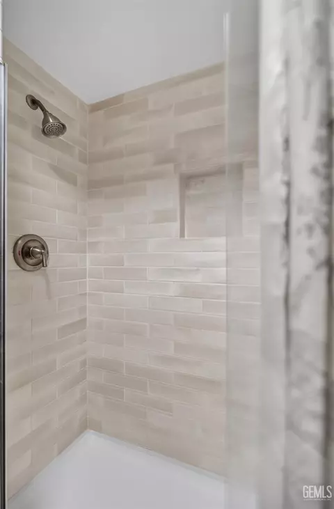 Bath - 400 Sierra St, Taft, CA 93268 photo 6 of 6