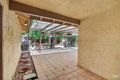 Exterior - 400 Sierra St, Taft, CA 93268 photo 3 of 5