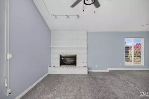 Living - 400 Sierra St, Taft, CA 93268 photo 2 of 5