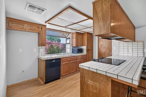 Kitchen - 400 Sierra St, Taft, CA 93268 photo 1 of 2