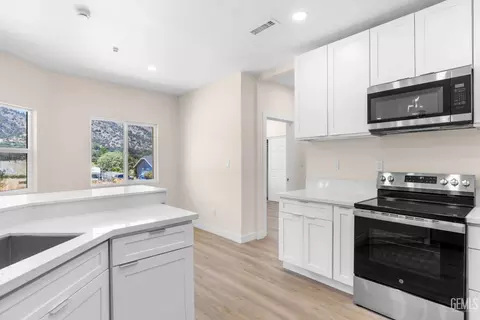 Kitchen - 22013 Mccarthy Dr, Tehachapi, CA 93561 photo 1 of 2