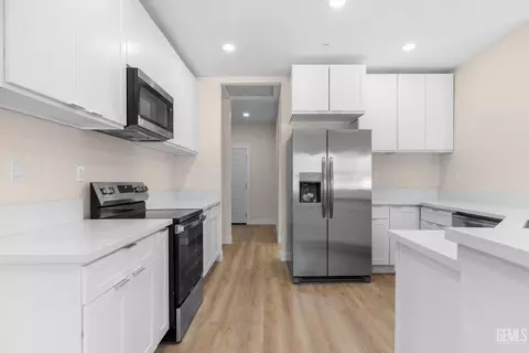 Kitchen - 22013 Mccarthy Dr, Tehachapi, CA 93561 photo 2 of 2
