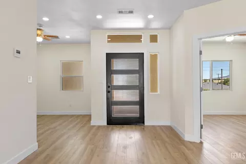 Entry Way - 22013 Mccarthy Dr, Tehachapi, CA 93561 photo 3 of 7
