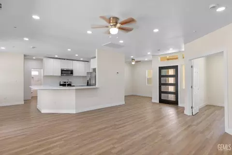 Living - 22013 Mccarthy Dr, Tehachapi, CA 93561 photo 2 of 7