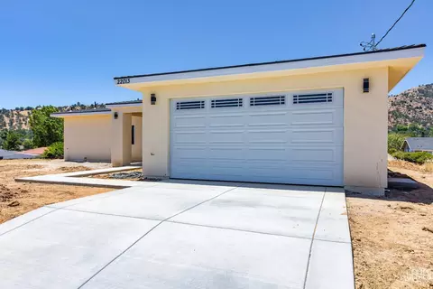 Exterior - 22013 Mccarthy Dr, Tehachapi, CA 93561 photo 4 of 8