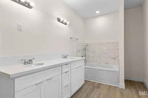 Bath - 22013 Mccarthy Dr, Tehachapi, CA 93561 photo 2 of 4