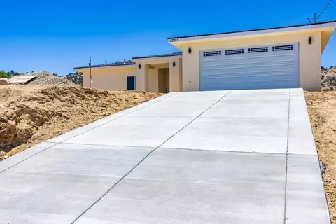 Exterior - 22013 Mccarthy Dr, Tehachapi, CA 93561 photo 3 of 8