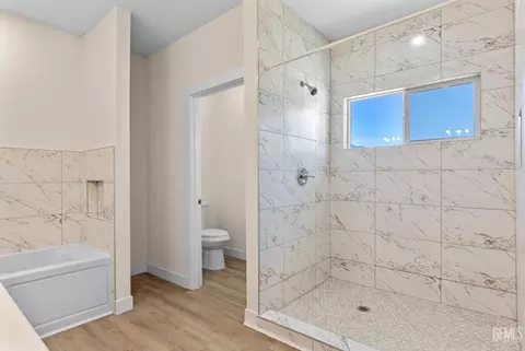 Bath - 22013 Mccarthy Dr, Tehachapi, CA 93561 photo 3 of 4