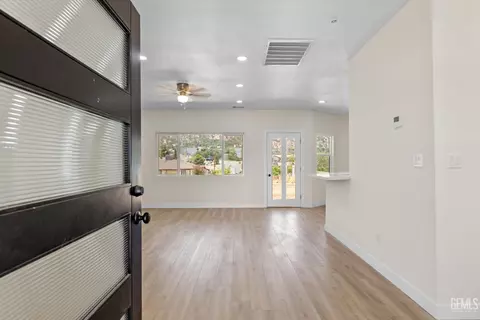 Entry Way - 22013 Mccarthy Dr, Tehachapi, CA 93561 photo 2 of 7