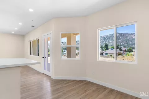 Living - 22013 Mccarthy Dr, Tehachapi, CA 93561 photo 3 of 7