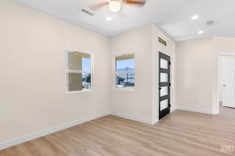 Entry Way - 22013 Mccarthy Dr, Tehachapi, CA 93561 photo 5 of 7